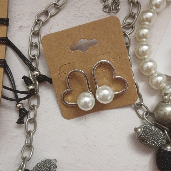 Elegant Black and Silver Floral Necklace Set - Picture 2 of 5